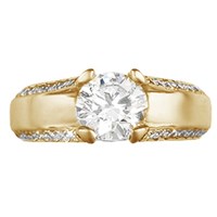 modern juicy light engagement ring in yellow gold