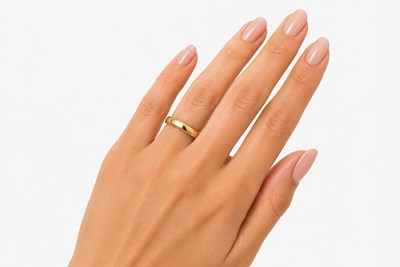 3mm ring width woman hand