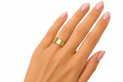 7mm Ring Width Woman Hand