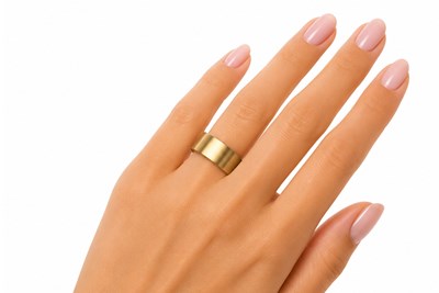 8mm Ring Width Woman Hand
