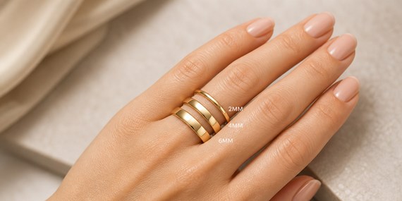 Three different ring widths on one finger