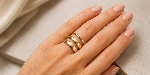 Three different ring widths on one finger