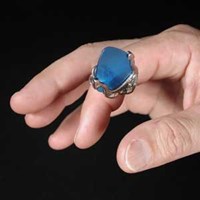 pick-holder-in-hand-up.jpg