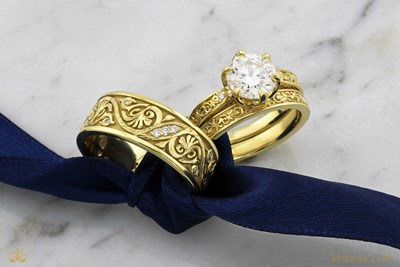 Old World Accented Wedding Band in 18k yellow gold