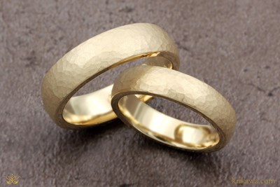 Round Hammered Wedding Band Set in 14k yellow gold